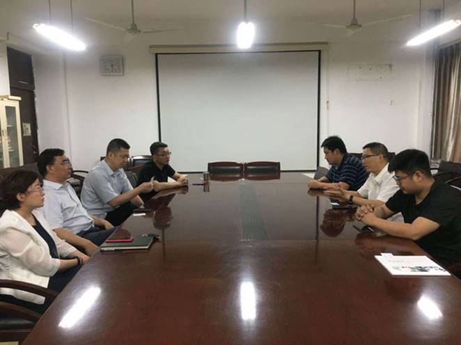 裝飾公司總工姜樹仁及設(shè)計所負責人與山東建筑大學藝術(shù)學院院長（左起）薛院長，副院長陳院長，藝術(shù)學院黨委書記倪院長，黨委副書記李院長。召開校企聯(lián)合交流會。
