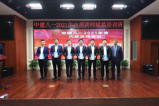 一群人站在室內(nèi)合影
描述已自動生成