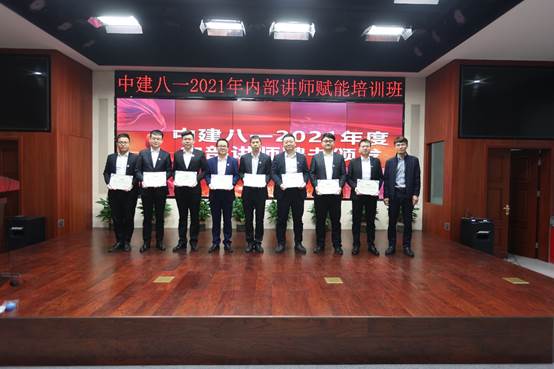 一群人在餐廳里站著
描述已自動生成