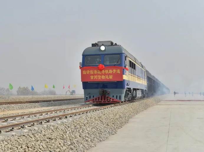 火車在軌道上行駛描述已自動生成